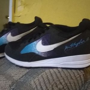I have size 9Mens NIKE AIR SKYLON2